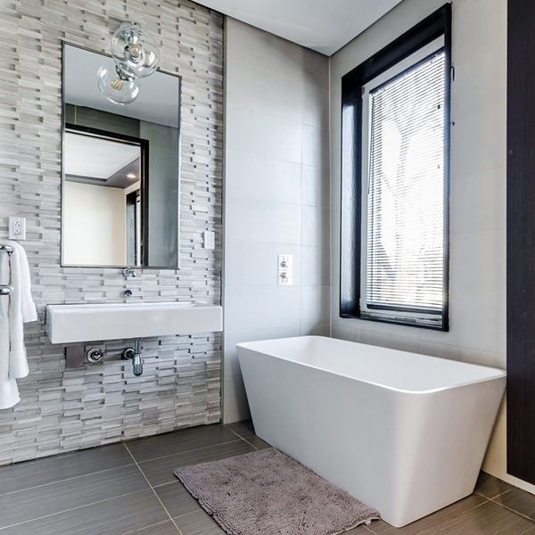 Weißes Badezimmer modern Fenster und Badewanne